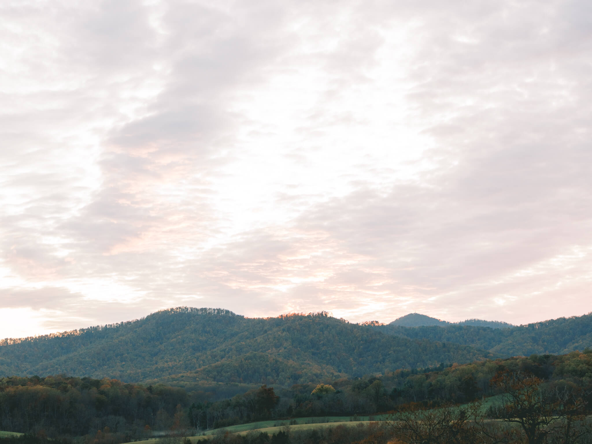 Evening mountain views at Pippin Hill wedding venue with soft blush skies.