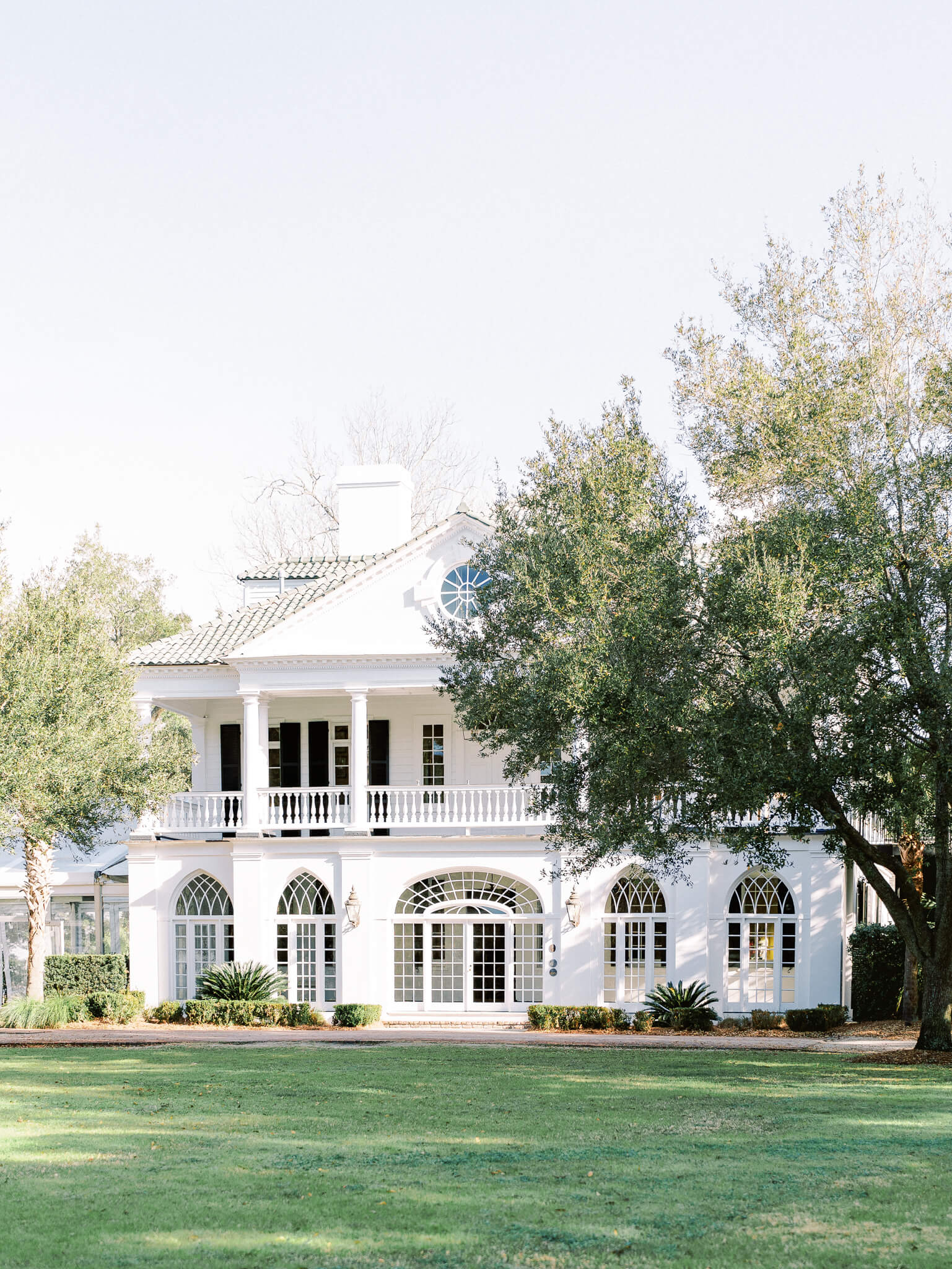 Front view of Lowndes Grove Wedding Venue in Charleston, South Caroline.